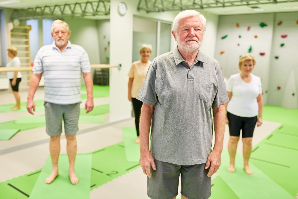 Postura dopo i 60 anni: i benefici delle lezioni guidate per ritrovare il benessere