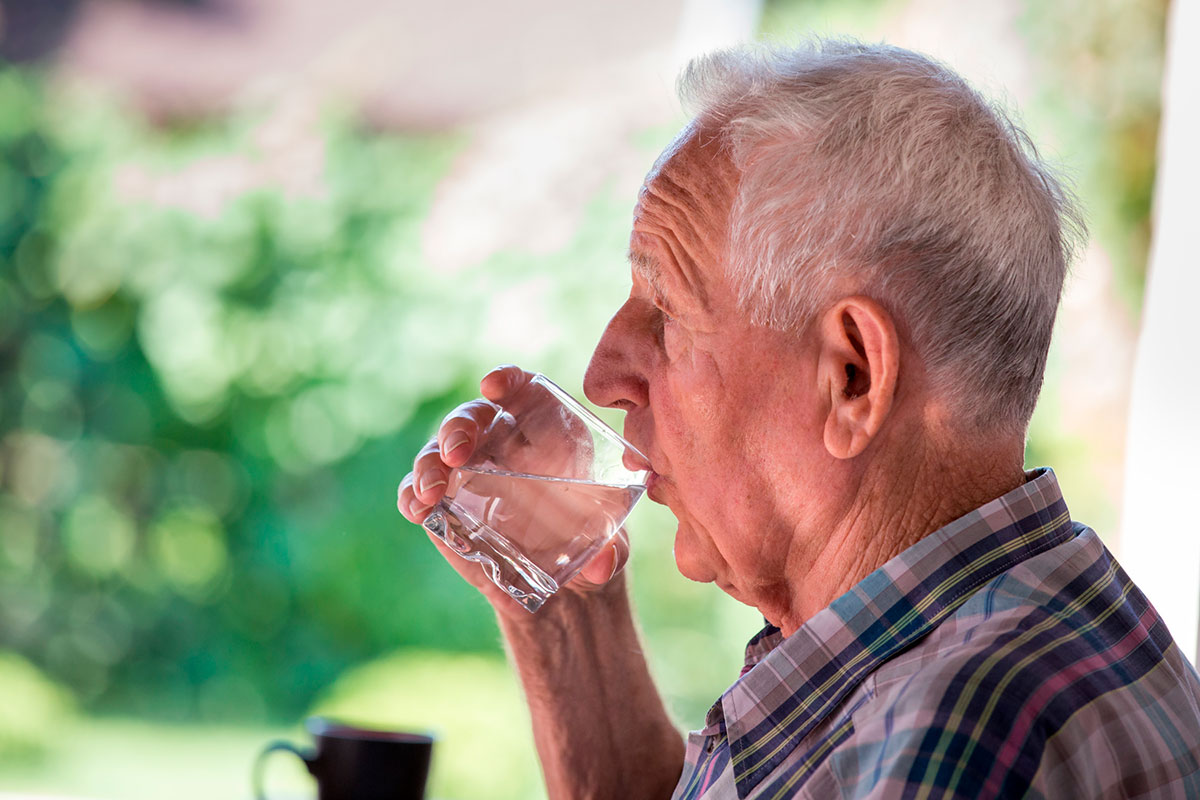 Disidratazione negli anziani: perché con l’età cambia il fabbisogno di acqua e come riconoscere i segnali